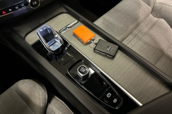 Esittelykuva VOLVO XC60 lataushybridiautosta.