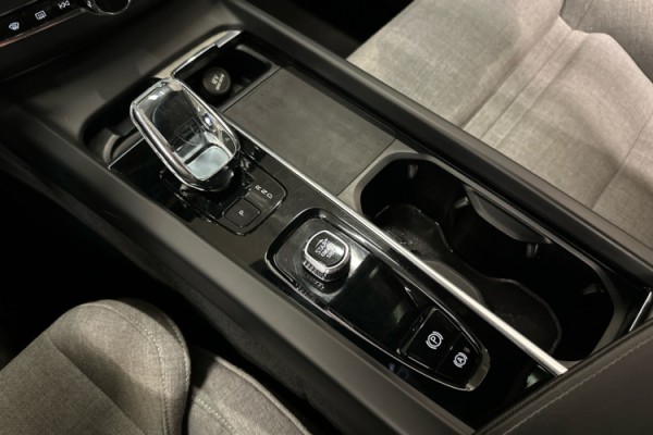 Esittelykuva VOLVO XC60 lataushybridiautosta.