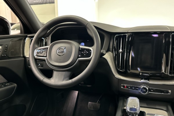 Esittelykuva VOLVO XC60 lataushybridiautosta.
