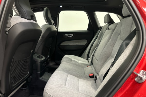 Esittelykuva VOLVO XC60 lataushybridiautosta.