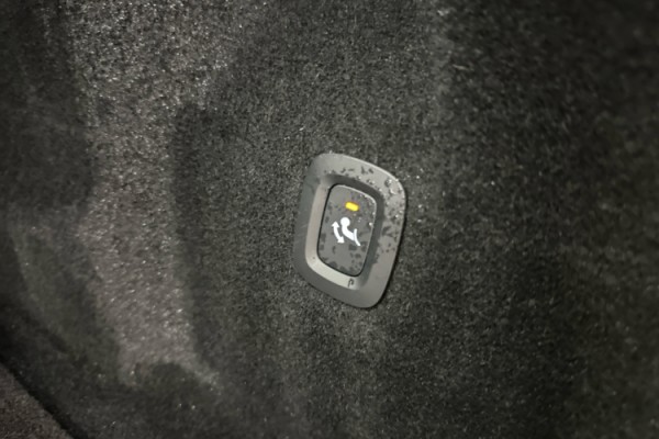 Esittelykuva VOLVO XC60 lataushybridiautosta.