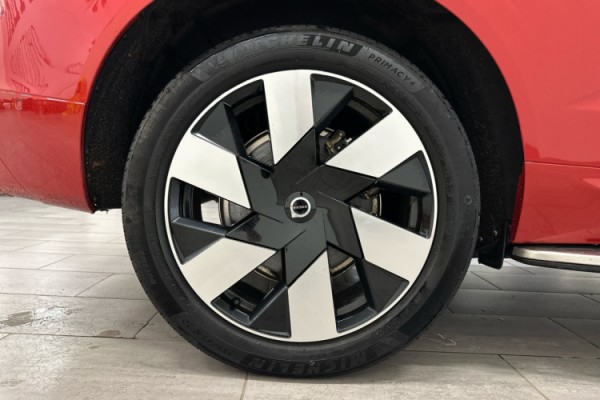 Esittelykuva VOLVO XC60 lataushybridiautosta.