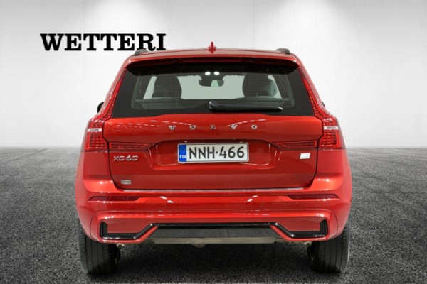Esittelykuva VOLVO XC60 lataushybridiautosta.