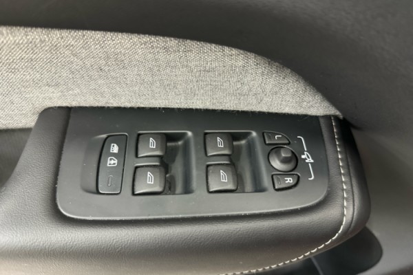 Esittelykuva VOLVO XC60 lataushybridiautosta.