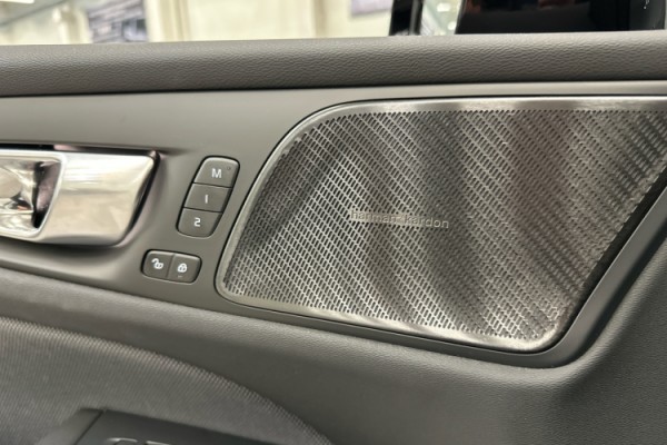 Esittelykuva VOLVO S60 lataushybridiautosta.