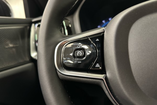 Esittelykuva VOLVO S60 lataushybridiautosta.