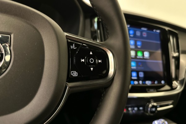 Esittelykuva VOLVO S60 lataushybridiautosta.