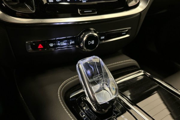Esittelykuva VOLVO S60 lataushybridiautosta.