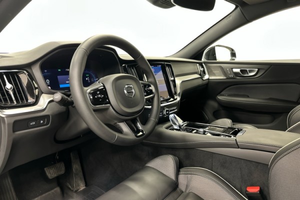 Esittelykuva VOLVO S60 lataushybridiautosta.