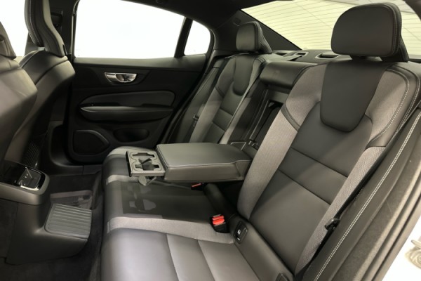 Esittelykuva VOLVO S60 lataushybridiautosta.