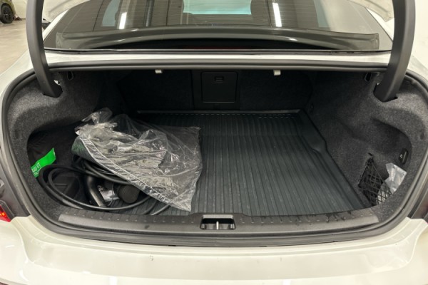 Esittelykuva VOLVO S60 lataushybridiautosta.