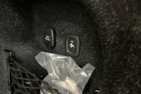 Esittelykuva VOLVO S60 lataushybridiautosta.