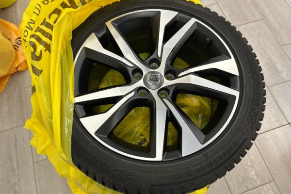 Esittelykuva VOLVO S60 lataushybridiautosta.