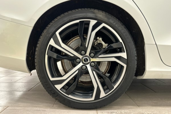 Esittelykuva VOLVO S60 lataushybridiautosta.