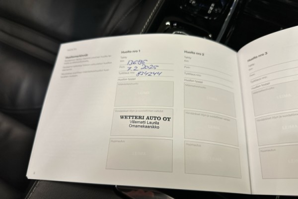 Esittelykuva VOLVO S60 lataushybridiautosta.