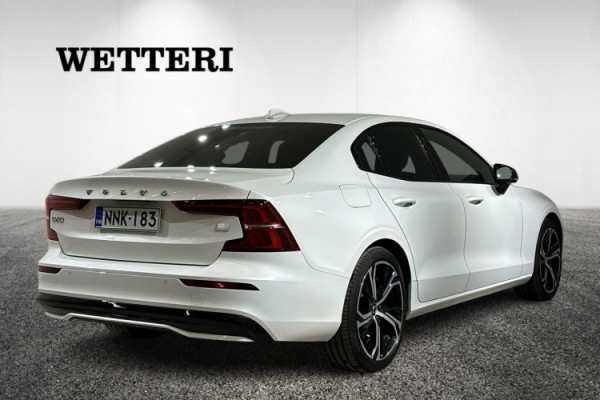 Esittelykuva VOLVO S60 lataushybridiautosta.