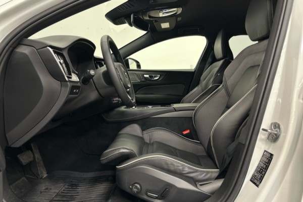 Esittelykuva VOLVO S60 lataushybridiautosta.