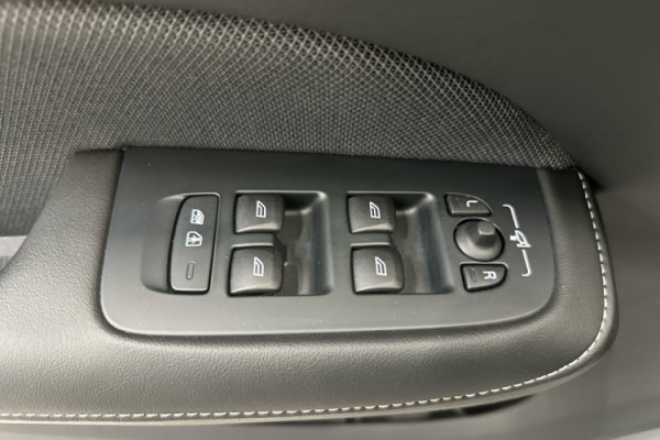 Esittelykuva VOLVO S60 lataushybridiautosta.