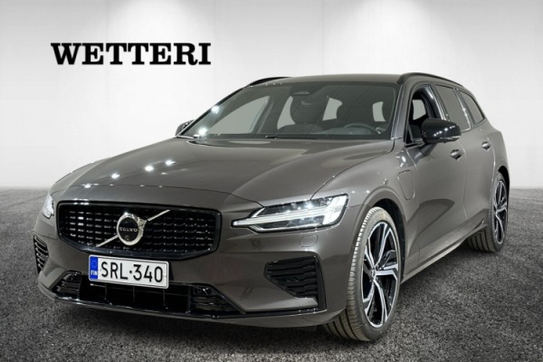 Esittelykuva VOLVO V60 lataushybridiautosta.
