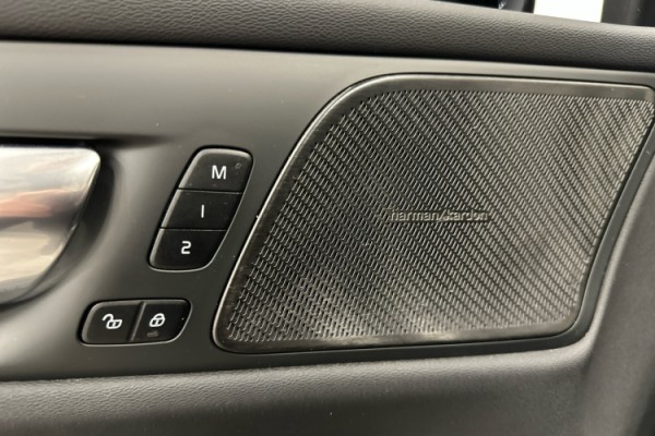 Esittelykuva VOLVO V60 lataushybridiautosta.