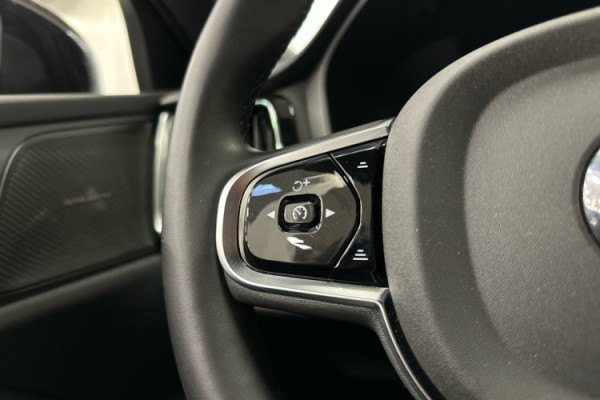 Esittelykuva VOLVO V60 lataushybridiautosta.