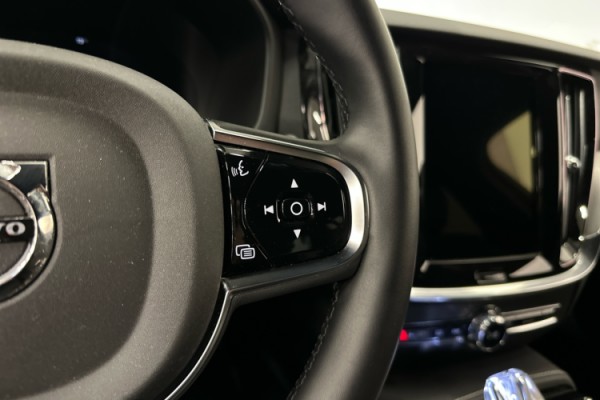 Esittelykuva VOLVO V60 lataushybridiautosta.