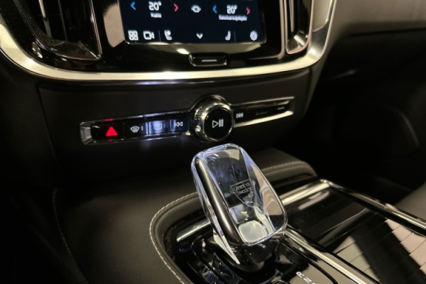 Esittelykuva VOLVO V60 lataushybridiautosta.