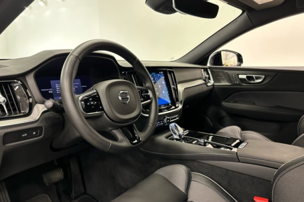 Esittelykuva VOLVO V60 lataushybridiautosta.