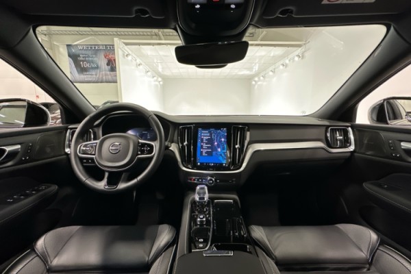 Esittelykuva VOLVO V60 lataushybridiautosta.