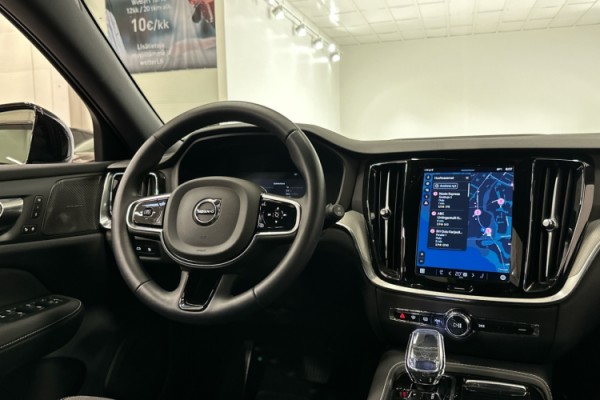 Esittelykuva VOLVO V60 lataushybridiautosta.
