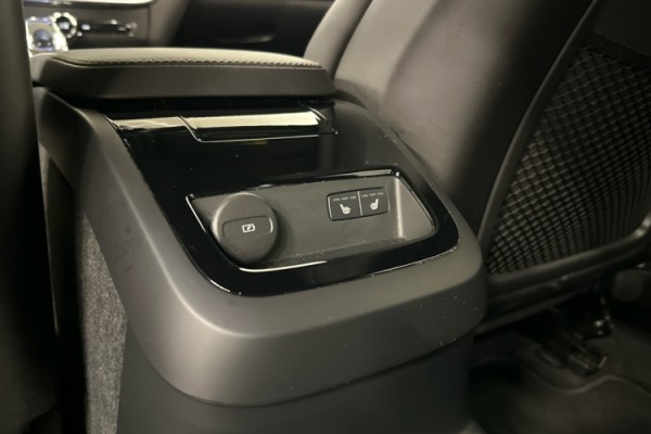 Esittelykuva VOLVO V60 lataushybridiautosta.
