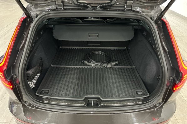 Esittelykuva VOLVO V60 lataushybridiautosta.