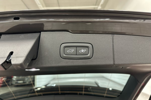 Esittelykuva VOLVO V60 lataushybridiautosta.