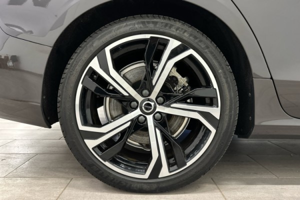 Esittelykuva VOLVO V60 lataushybridiautosta.