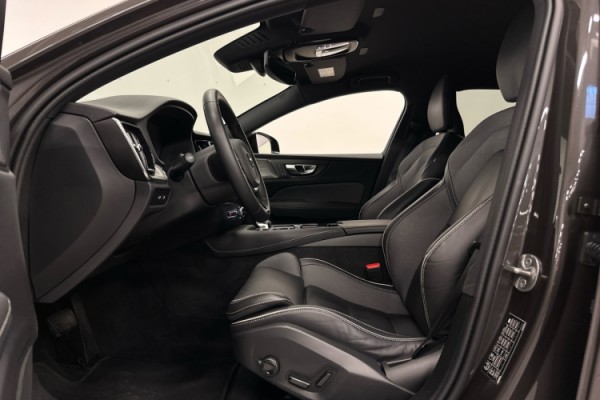 Esittelykuva VOLVO V60 lataushybridiautosta.