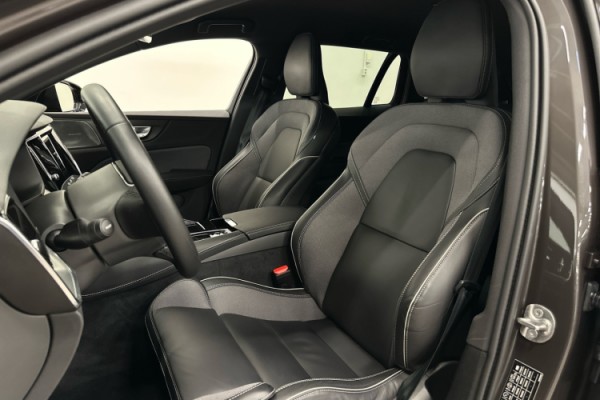 Esittelykuva VOLVO V60 lataushybridiautosta.