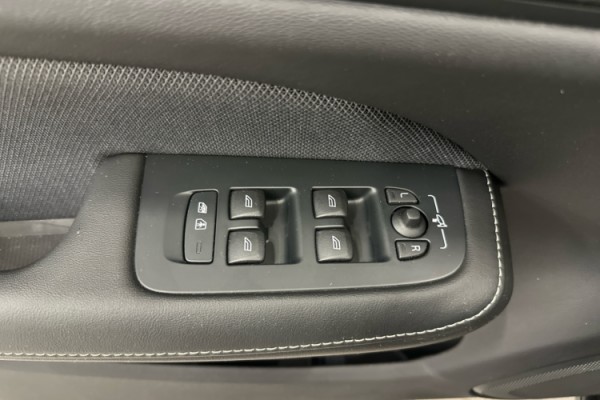 Esittelykuva VOLVO V60 lataushybridiautosta.