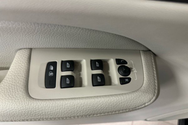 Esittelykuva VOLVO V60 lataushybridiautosta.