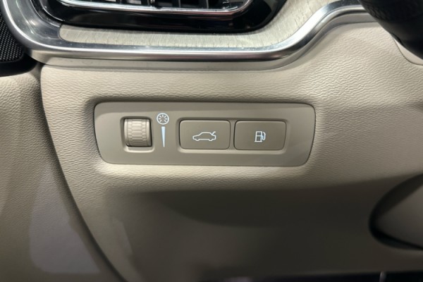 Esittelykuva VOLVO V60 lataushybridiautosta.