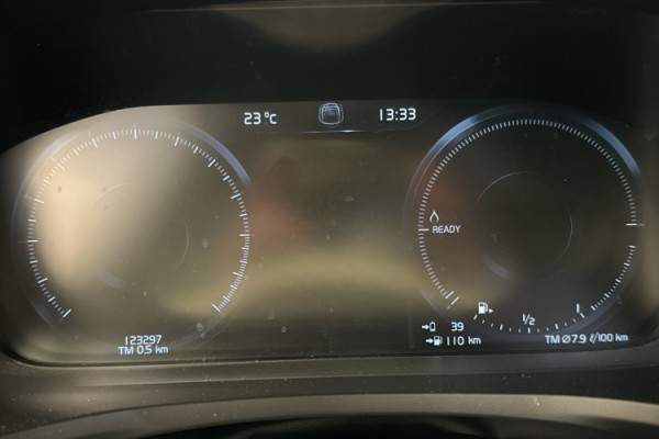 Esittelykuva VOLVO V60 lataushybridiautosta.