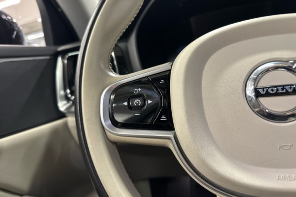 Esittelykuva VOLVO V60 lataushybridiautosta.