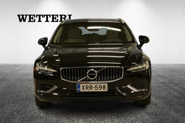 Esittelykuva VOLVO V60 lataushybridiautosta.