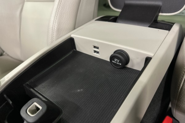 Esittelykuva VOLVO V60 lataushybridiautosta.