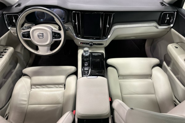 Esittelykuva VOLVO V60 lataushybridiautosta.