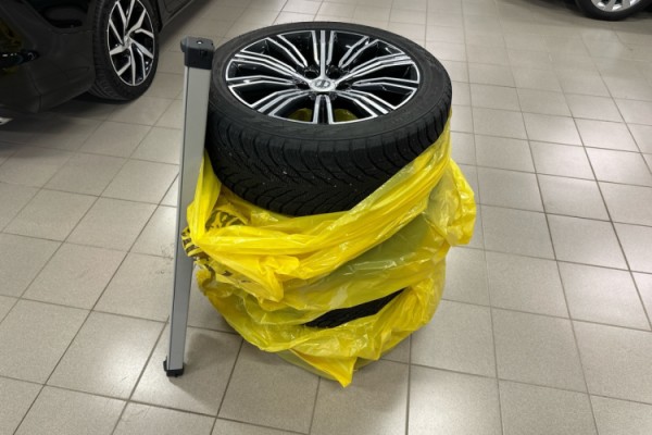 Esittelykuva VOLVO V60 lataushybridiautosta.