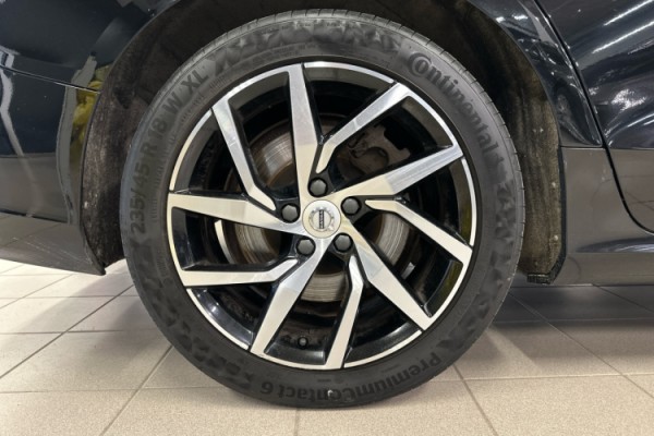 Esittelykuva VOLVO V60 lataushybridiautosta.