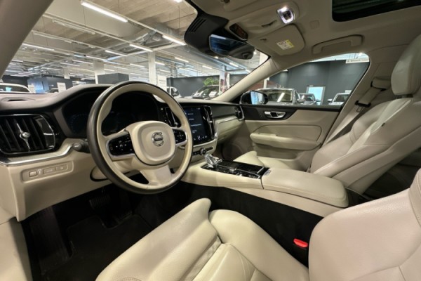 Esittelykuva VOLVO V60 lataushybridiautosta.