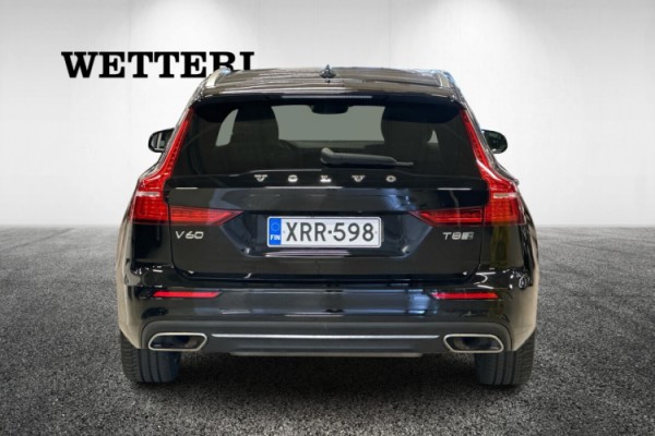 Esittelykuva VOLVO V60 lataushybridiautosta.