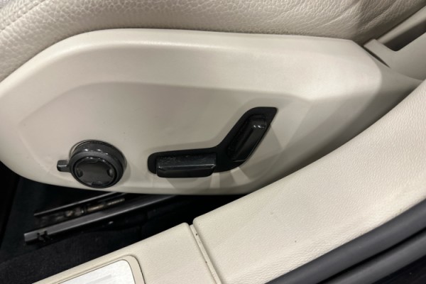 Esittelykuva VOLVO V60 lataushybridiautosta.