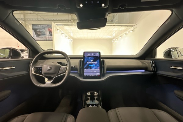 Esittelykuva VOLVO EX30 täyssähköautosta.